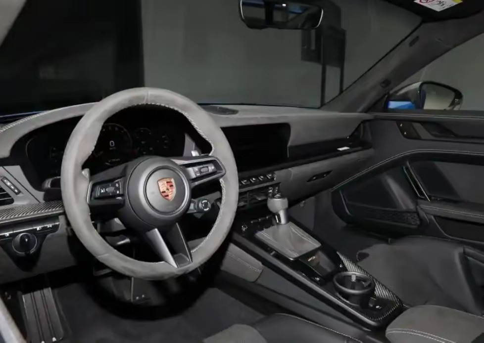 保时捷911GT3是一款备受赞誉的高性能跑车。它搭载了强大而精密调校的发动