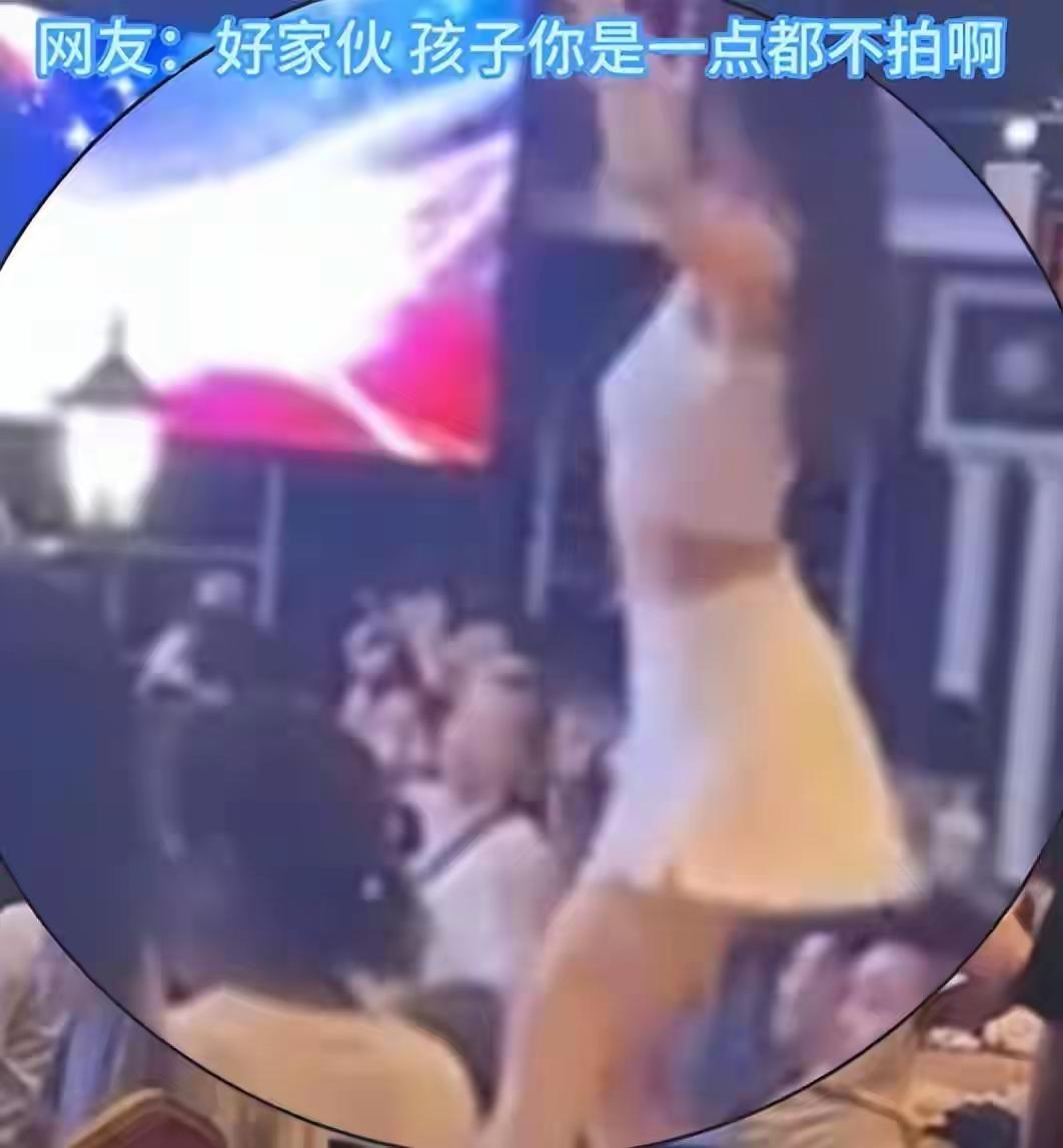 哪有幼儿园老师穿这么清凉的啊！没见过这种老师，我儿子的幼儿园幼师都是专业的园