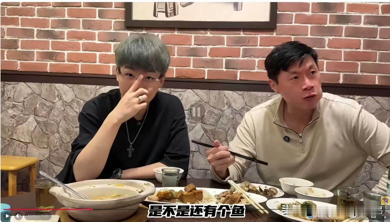 独夫来到柳杰克家中，发现招待非常简单，竟然是在一家小炒馆。这家小炒馆的菜品非