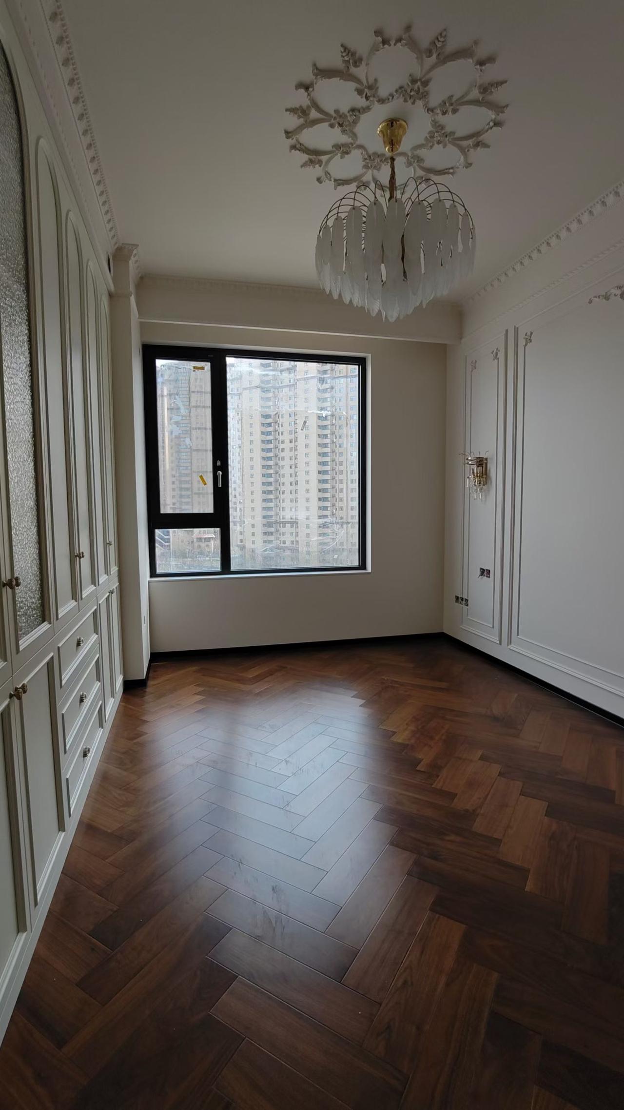 好像就突然没人铺木地板，现在新房装修，90%都是全房瓷砖，很多卖木地板的都倒闭了