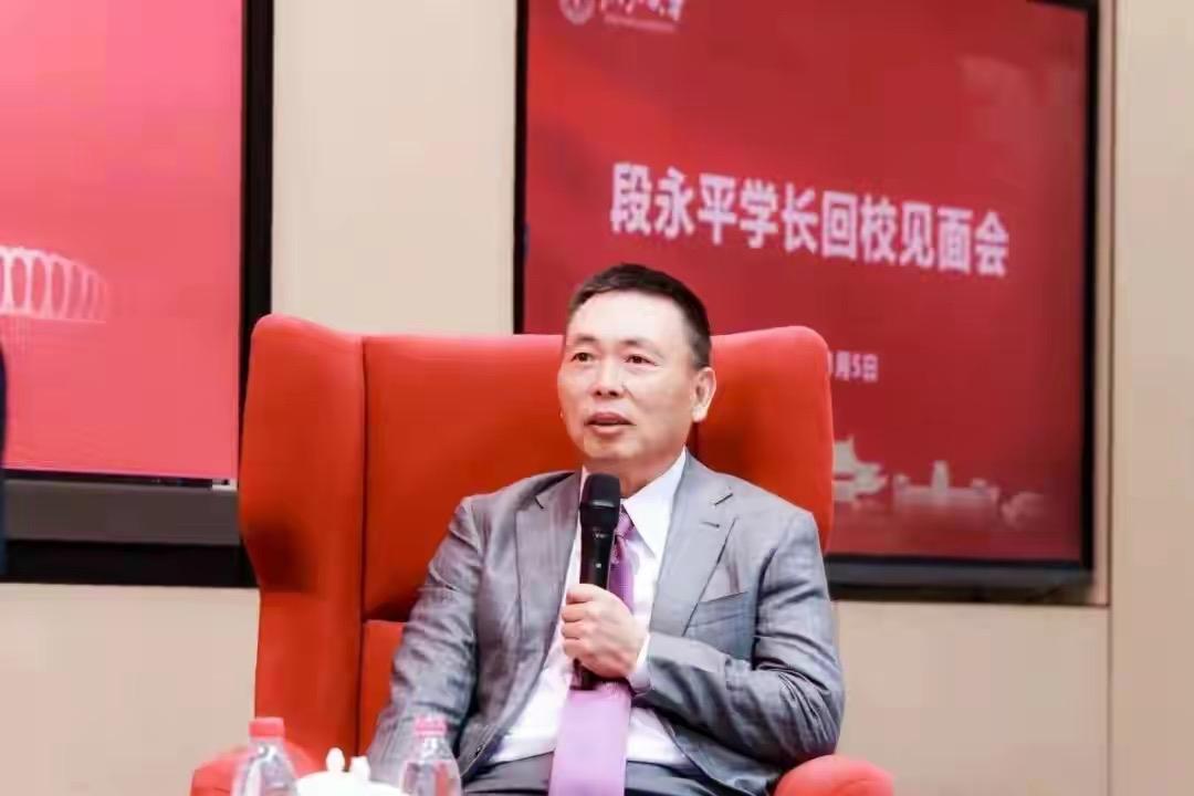 有人问段永平：“我做投资七年多，每年正收益，长期年化20%以上，有什么适合我看的