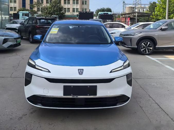 上海出租新车型可放6件大行李箱10月22日，130余辆上汽荣威E6与部分上汽大通