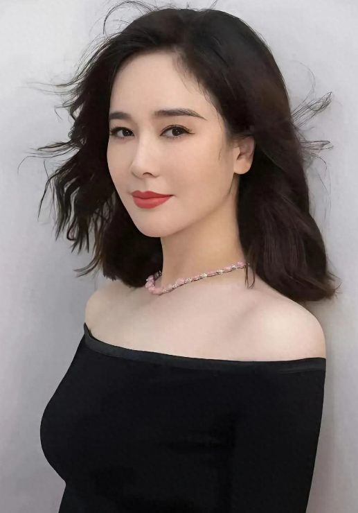 左小青：粉色珠宝加持，曼妙身姿惊艳众人