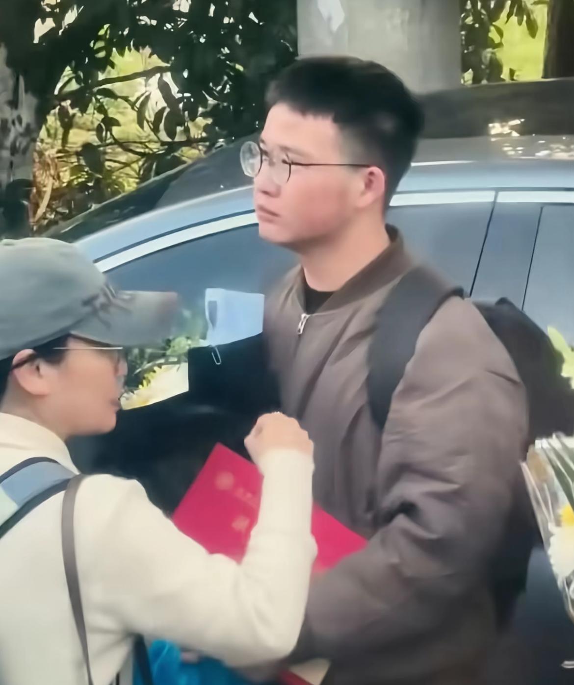 图一，外地的大学生，拿着录取通知书，赶到苏州送张雪峰老师最后一程。图二，网友