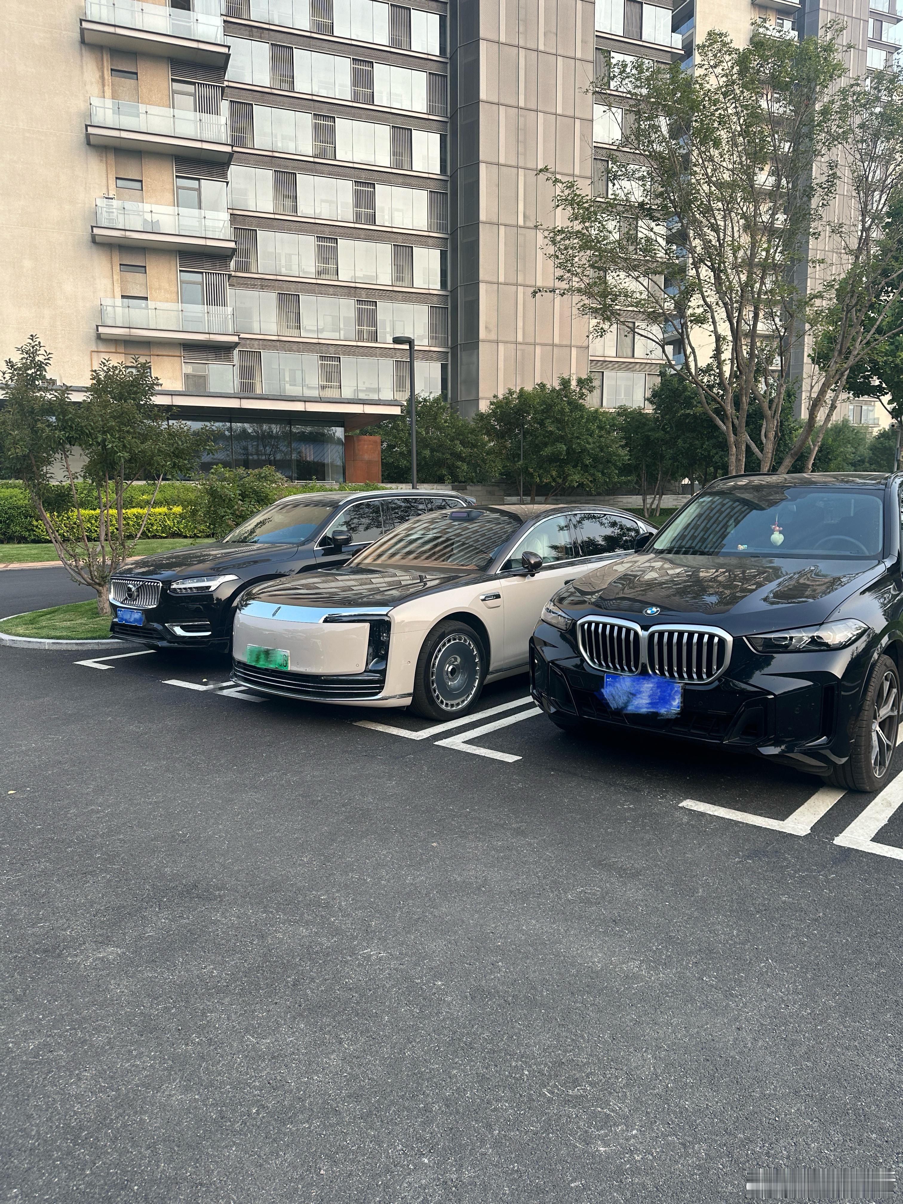 尊界s800和极氪009是我现在最喜欢的两款国产车！放什么车旁边气势都是一点