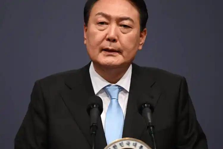 尹锡悦的最后一根稻草，终于还是断了。 谁能想到，那个曾经把朴槿惠送进监狱的“