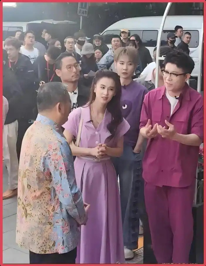 42岁黄圣依离婚后美出新高度，北京胡同穿紫裙被偶遇，网友直呼比电视上还惊艳