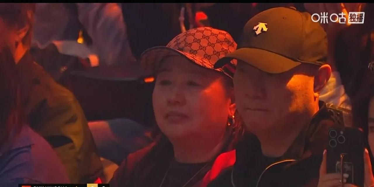 最关心孙颖莎的两个人同时出现在了她和朱思冰比赛的现场，第三局比分2:1时镜头给到