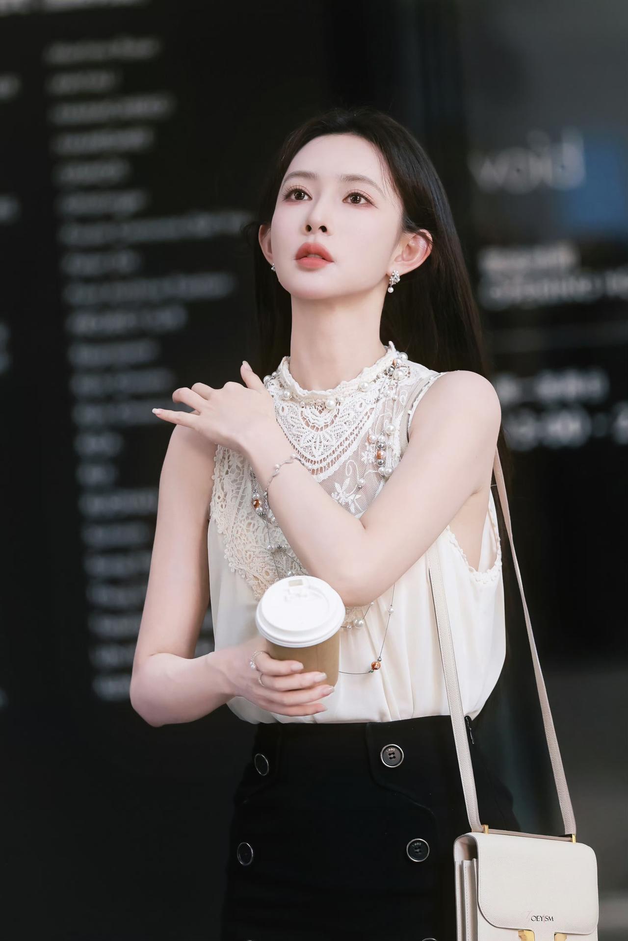孟子义高腰开叉半裙，勾勒曼妙身姿