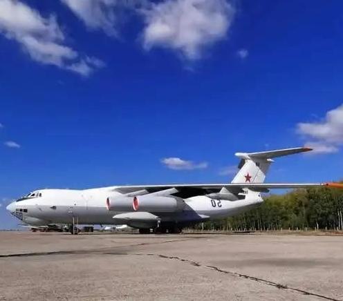 东方大国太聪明了：趁着俄罗斯武器滞销，一口气订购20架大飞机俄罗斯武器出口这