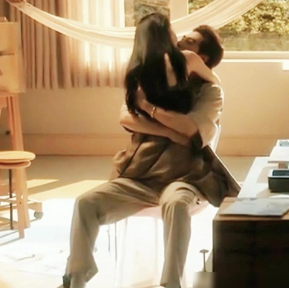 大多数亲密戏假，是因为演员演得太努力。许凯演到一半突然跨坐，李一桐耳根发红、