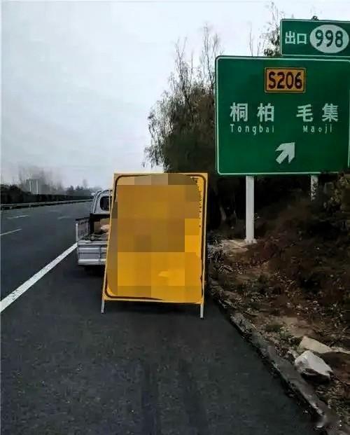 凌晨两点半，沪陕高速南阳段的一声巨响，直接让13个家庭坠入深渊。核载9人的大