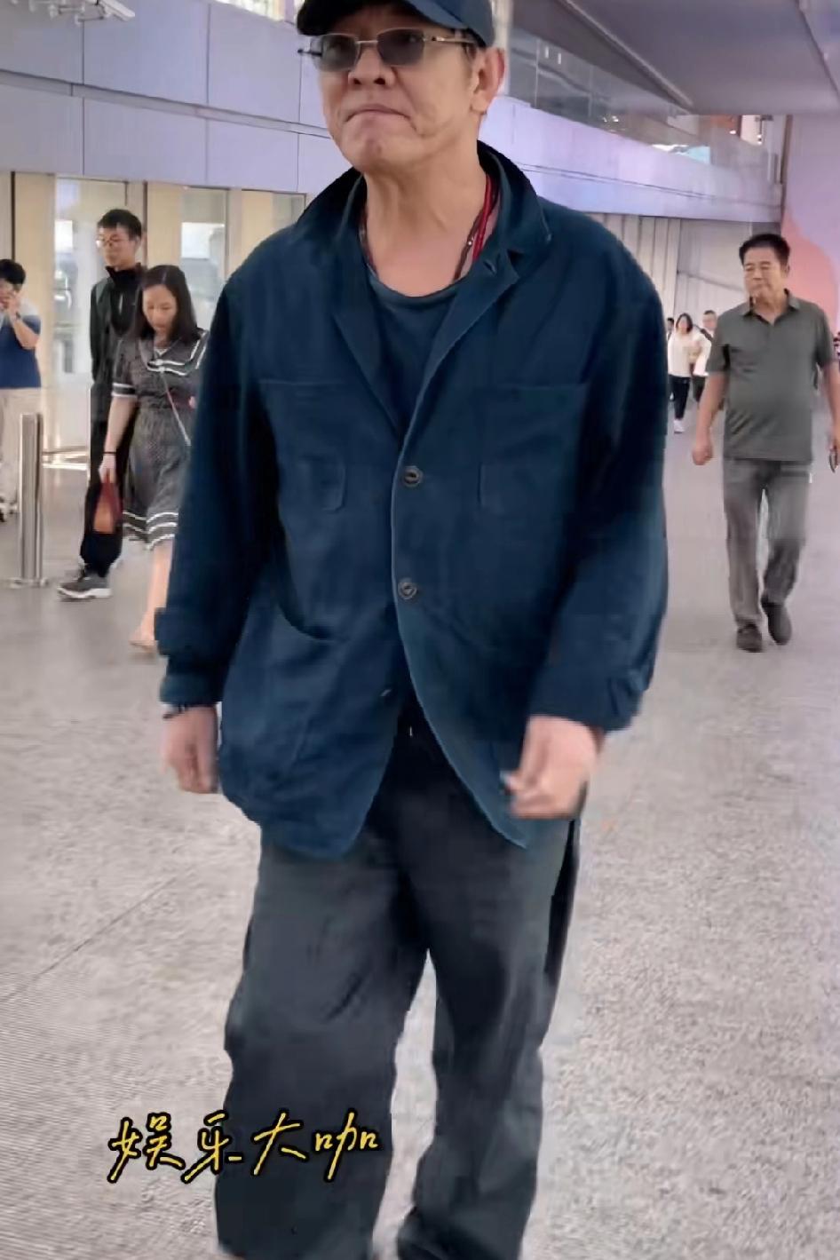 李连杰没有女人打理，这身行头像公园看棋的大爷，这几步走出了当年杀手的气质男人在