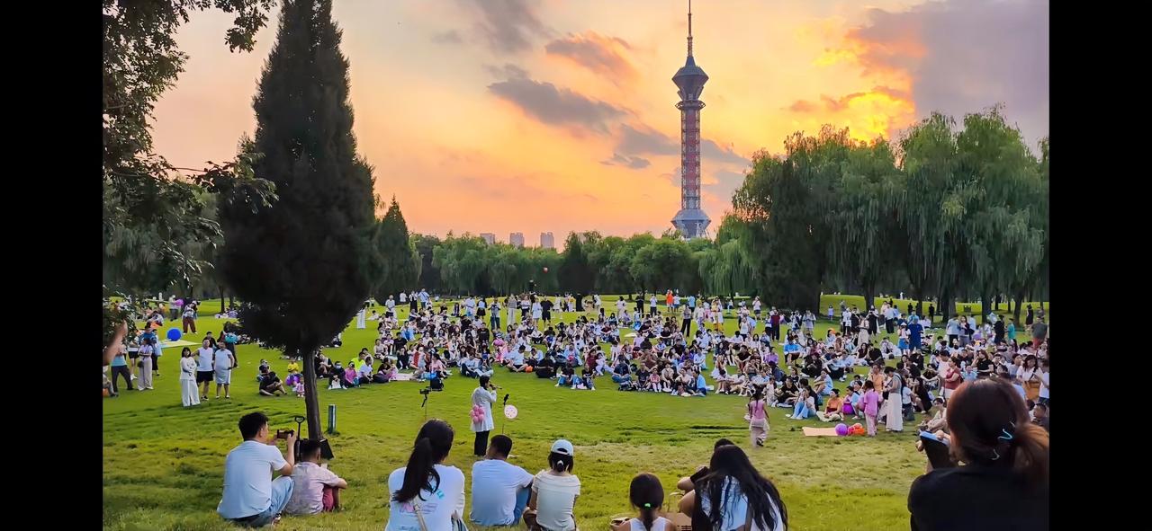 谁说庄里没有夜生活？最近石家庄的街头草坪音乐会，悄悄刷屏全网，氛围感直接封神
