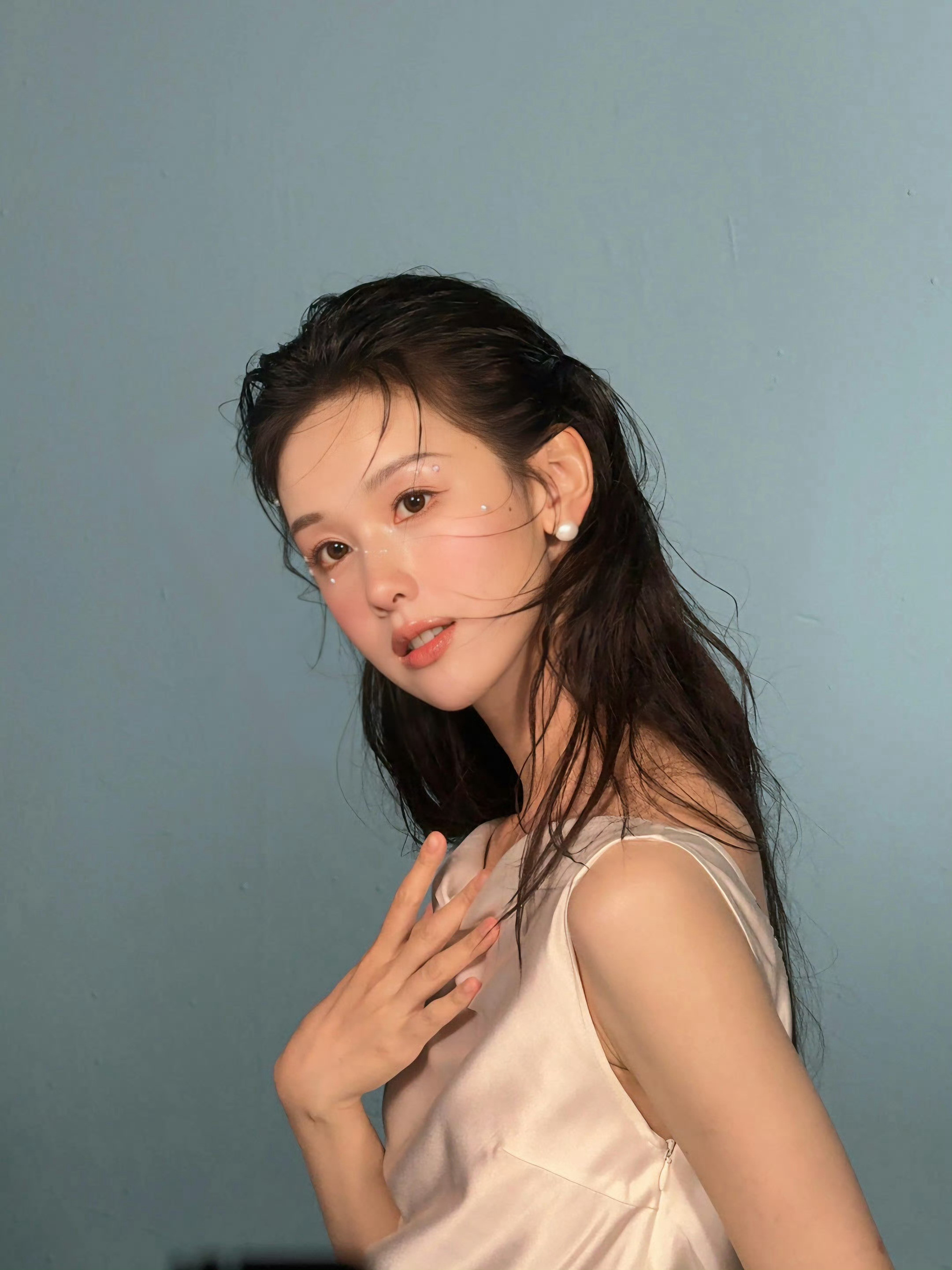 陈都灵余九琪工作室分享嘟嘟营业照🪽湿发裹挟着朦胧氛围感，珍珠碎钻缀于眉眼之间