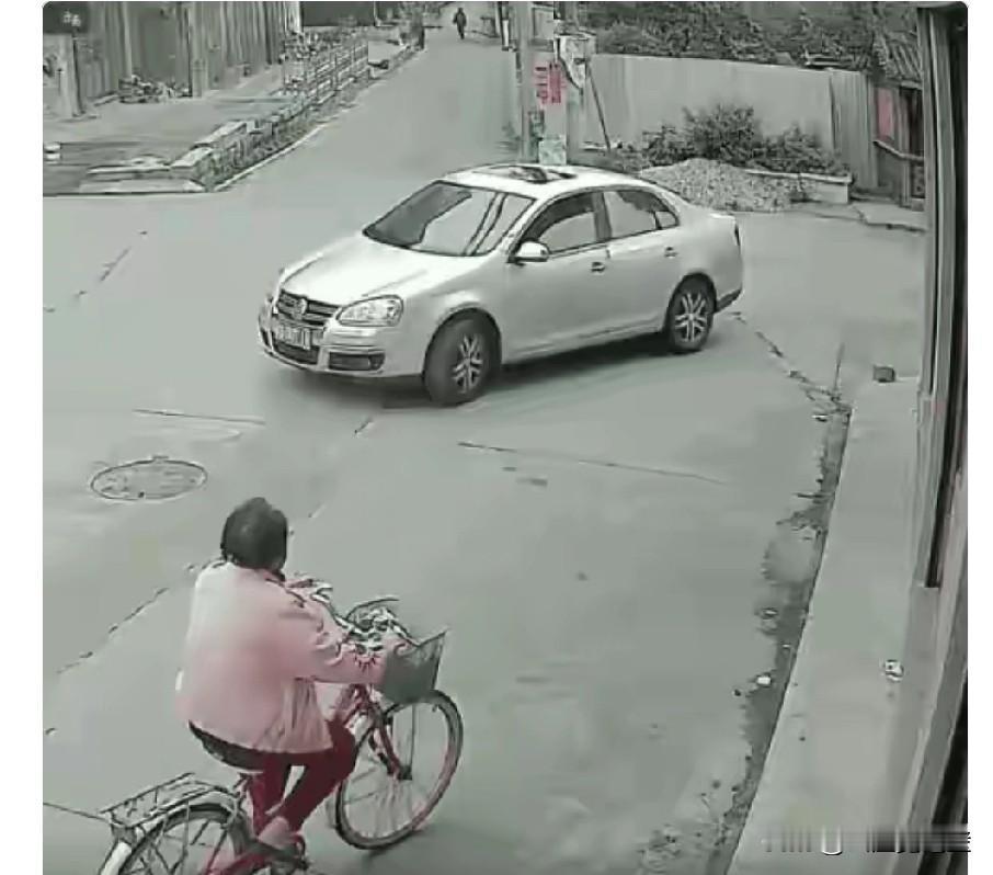 就这样索赔两个学生22万元？交警还判定学生负次要责任！原告撤诉，我估计是受