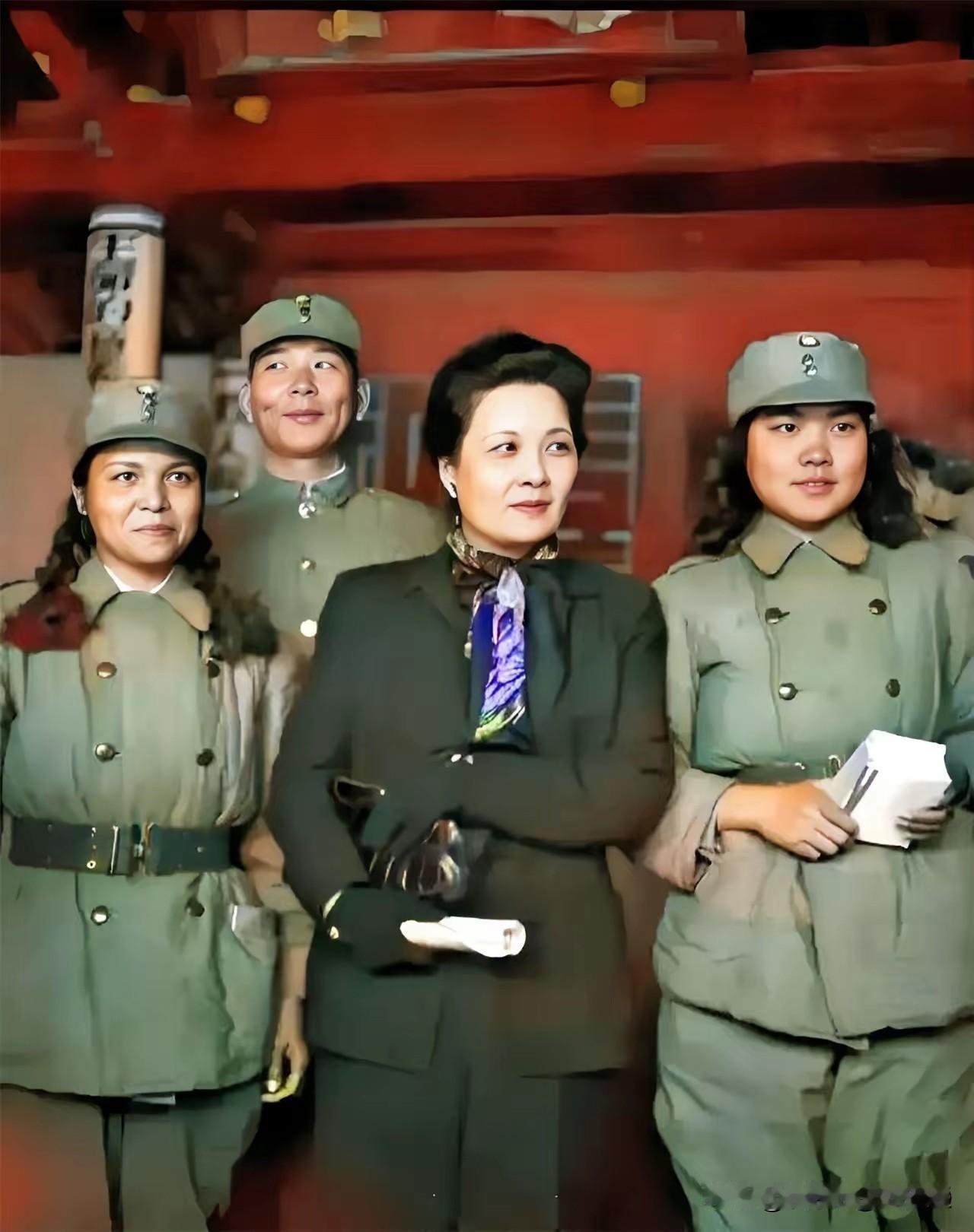 看看在宋美龄身后的是谁？国民党的高级将领，毛主席给他的评价“狡如狐，猛如虎”，石