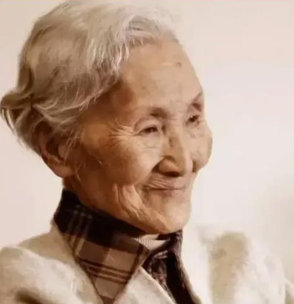 那年，钱学森96岁生日，宾客云集，突然，他目光一转，落在了站在角落的女士身上，他