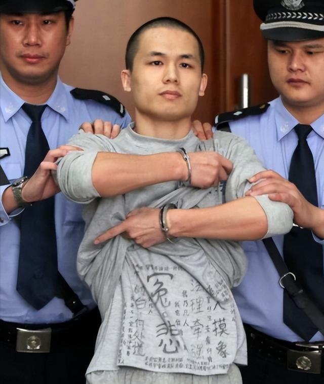 2013年宣判现场，别人皆是低头认罪，唯独他截然不同。他戴着手铐，竟当众撩开囚衣