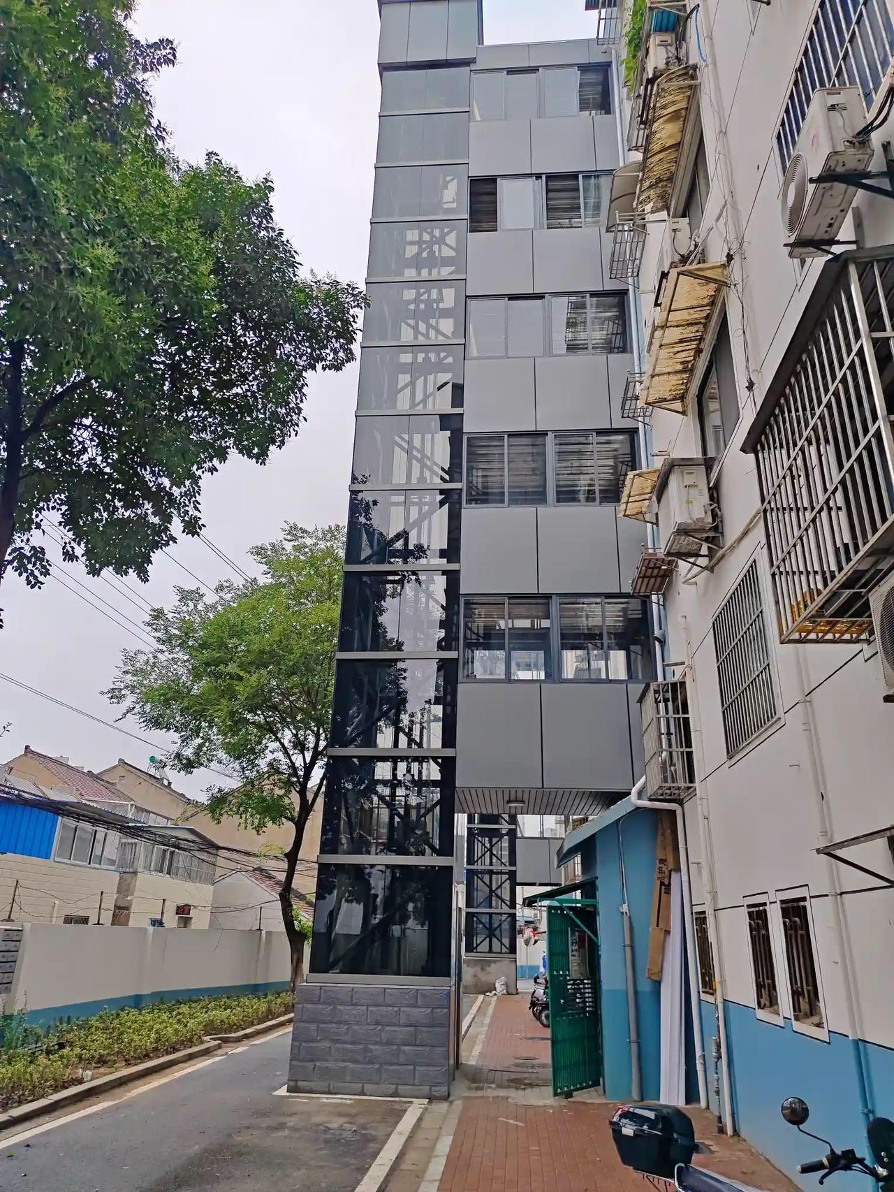 上海旧小区加装电梯这件事，不用多久就会被证明是根本错误的。无论消防、急救、小区邻