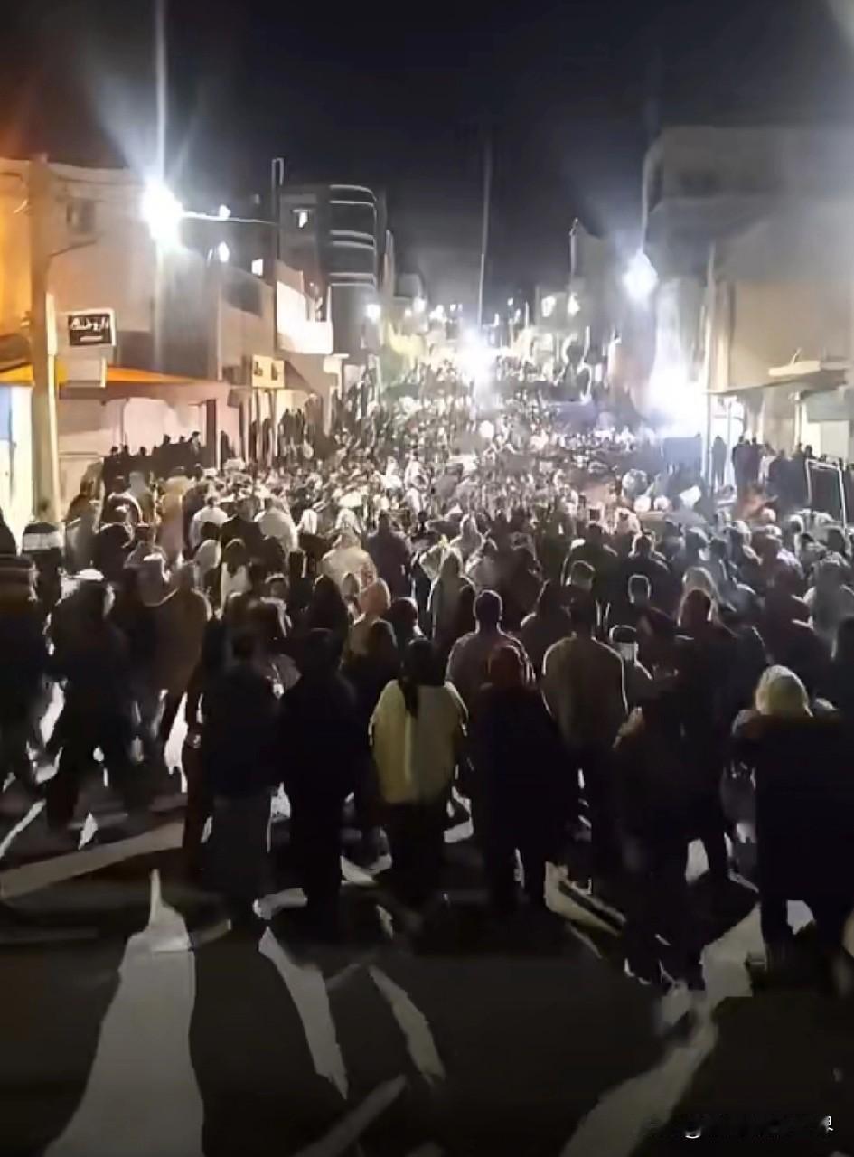 伊朗惊变！警方倒戈联合民众抗议并控制了位于伊拉姆省的阿卜达南市。这是伊朗伊斯