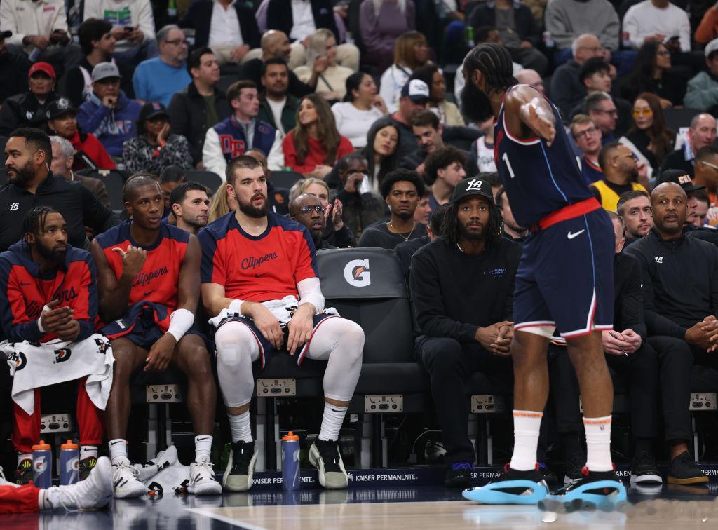 AshishMathur：快船拒绝了所有关于哈登，伦纳德和祖巴茨的交易，相信小