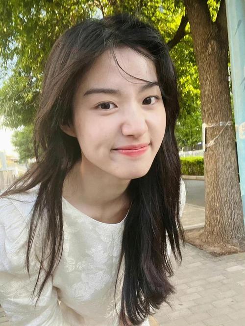 ＂女子偷邻居韭菜给儿子做韭菜炒鸡蛋，却误将洋水仙当韭菜，其儿子吃后食物中毒进急诊