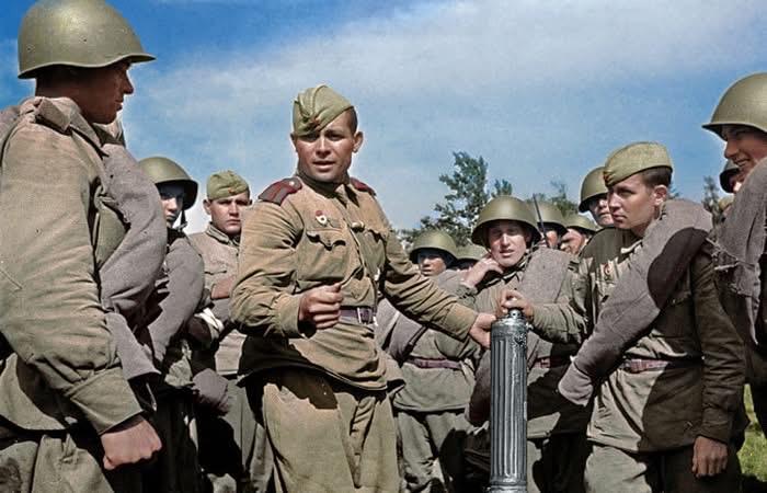 苏军士兵围着的是什么武器装备的部件呢？重机枪的枪管？照片清晰看到苏军士兵们身