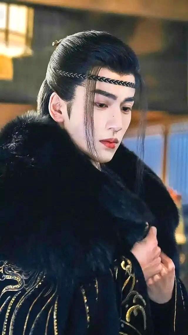 张凌赫这演员，真是有点东西。最近看《逐玉》被他演的谢征圈粉了，就去补了23年