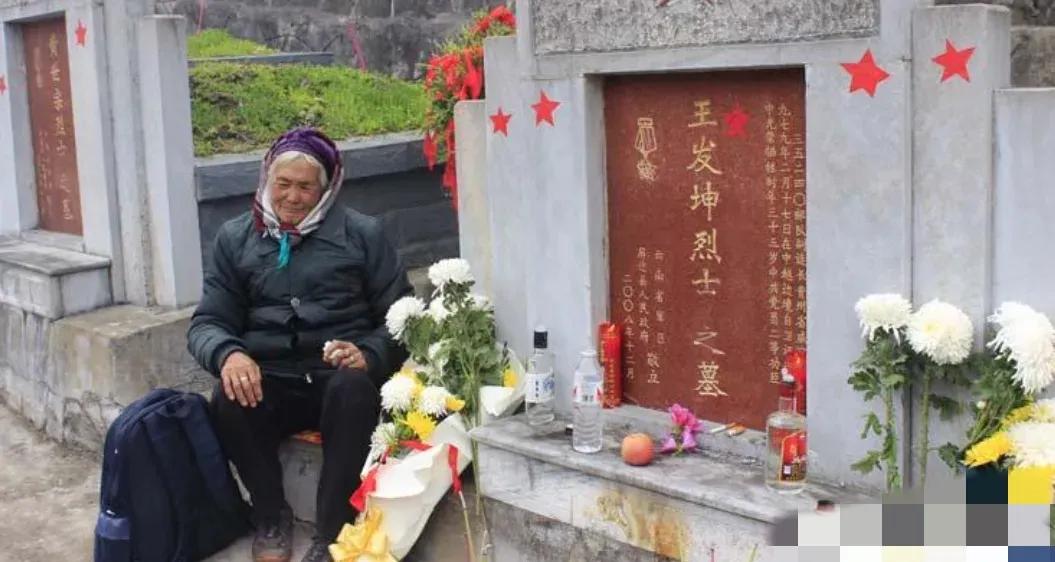 她是《高山下的花环》连长梁三喜原型的遗孀！2007年，她贷款2000元作路费，带