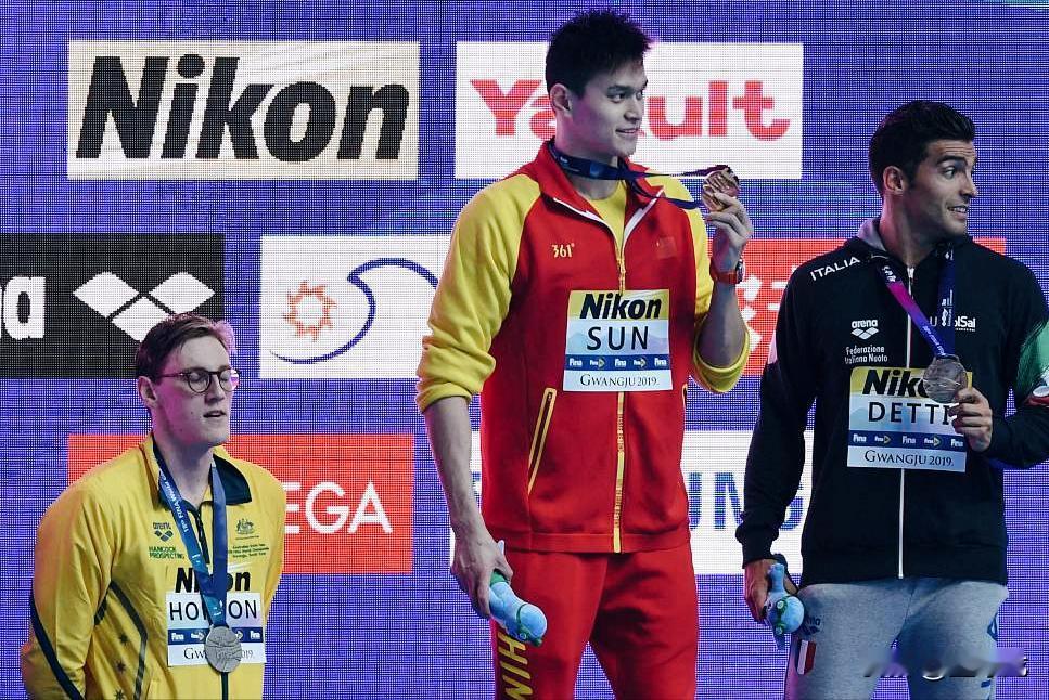 还记得他吗？拒绝跟孙杨同台领奖的那位澳洲游泳奥运冠军，被拍到吓尿了。英国一档