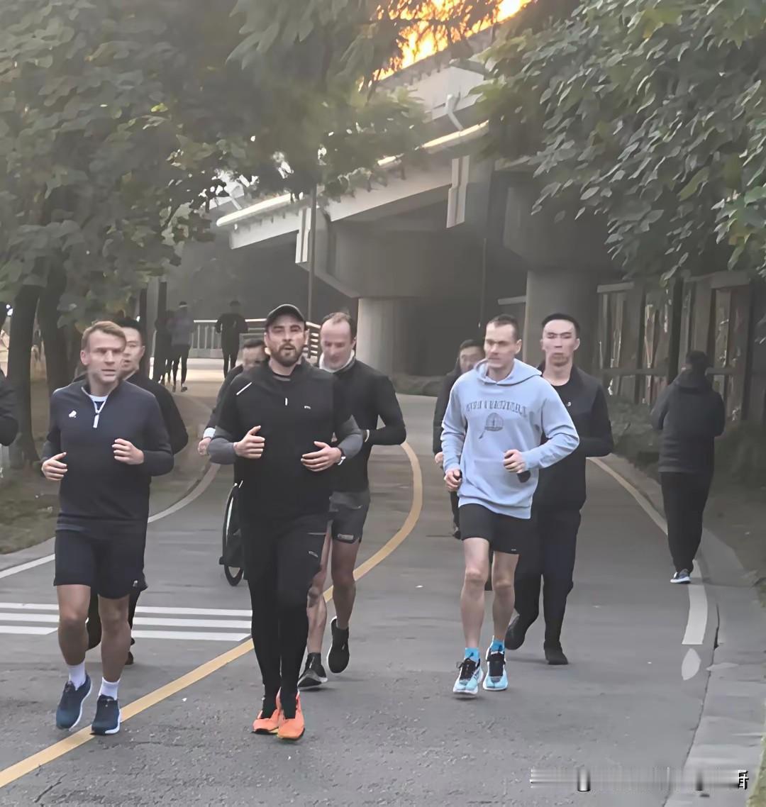 马克龙身体真好大冬天成都短裤晨跑[赞]