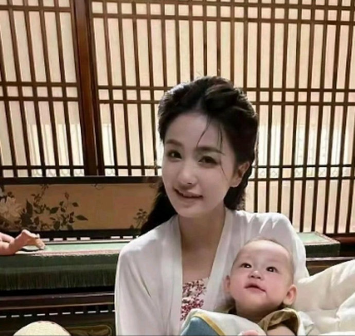 白鹿拍戏生完孩子后的剧照，模样真实