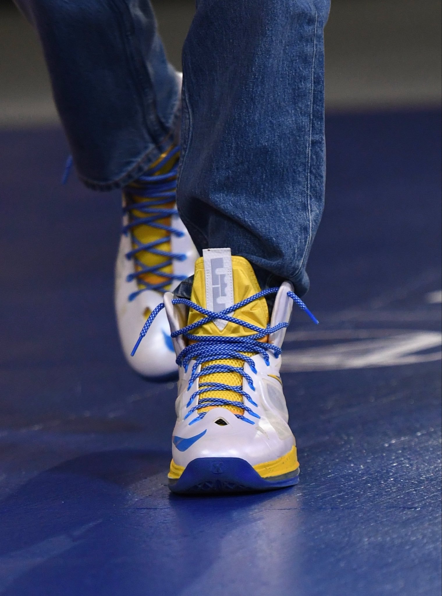 库里最近没少穿老詹的球鞋，都是经典款