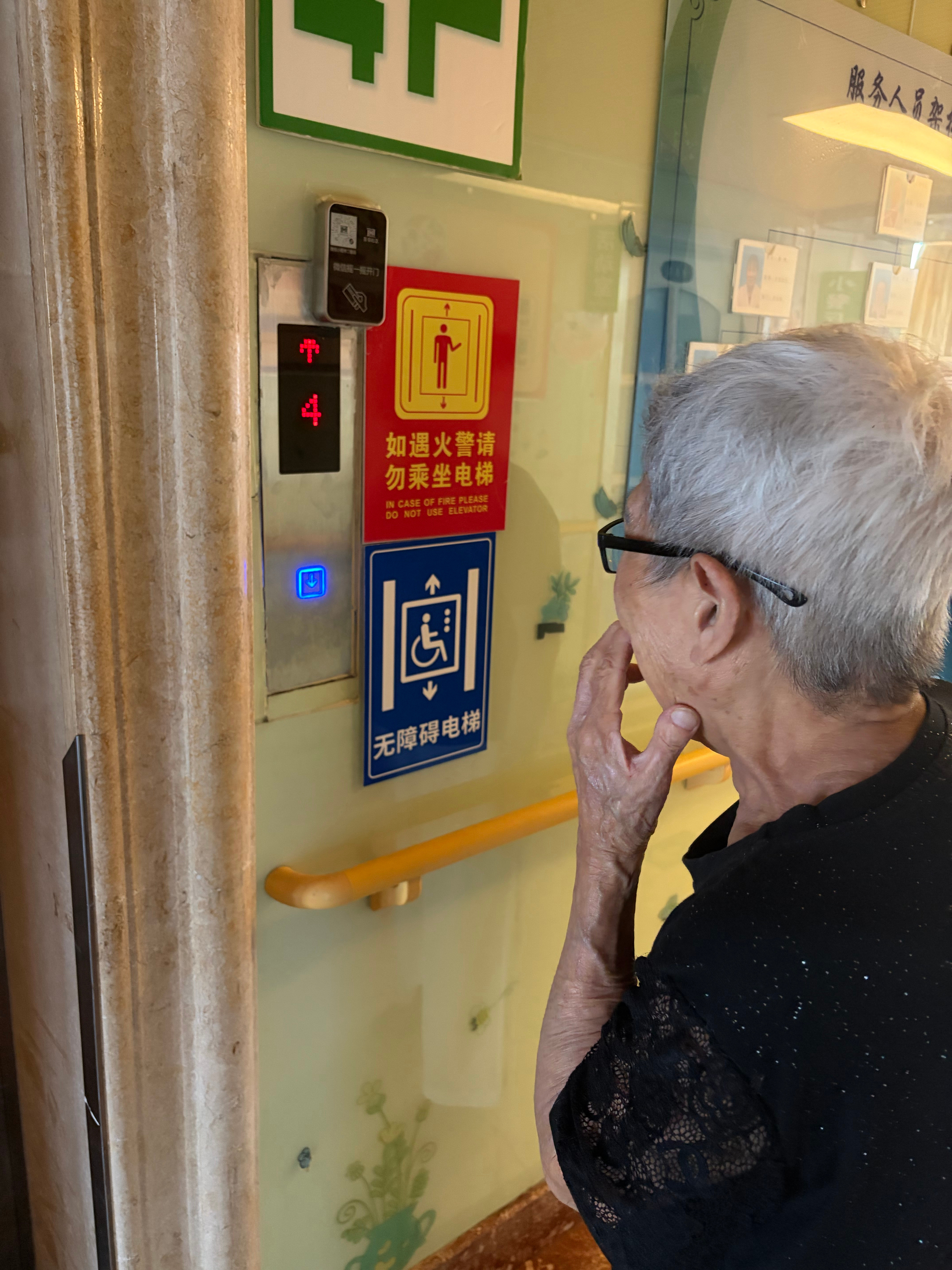 养老院义工结束，临走时，这位上海阿婆要送我下楼。她患有痴呆症，早年留学回来，是高级工程师。每次见到都