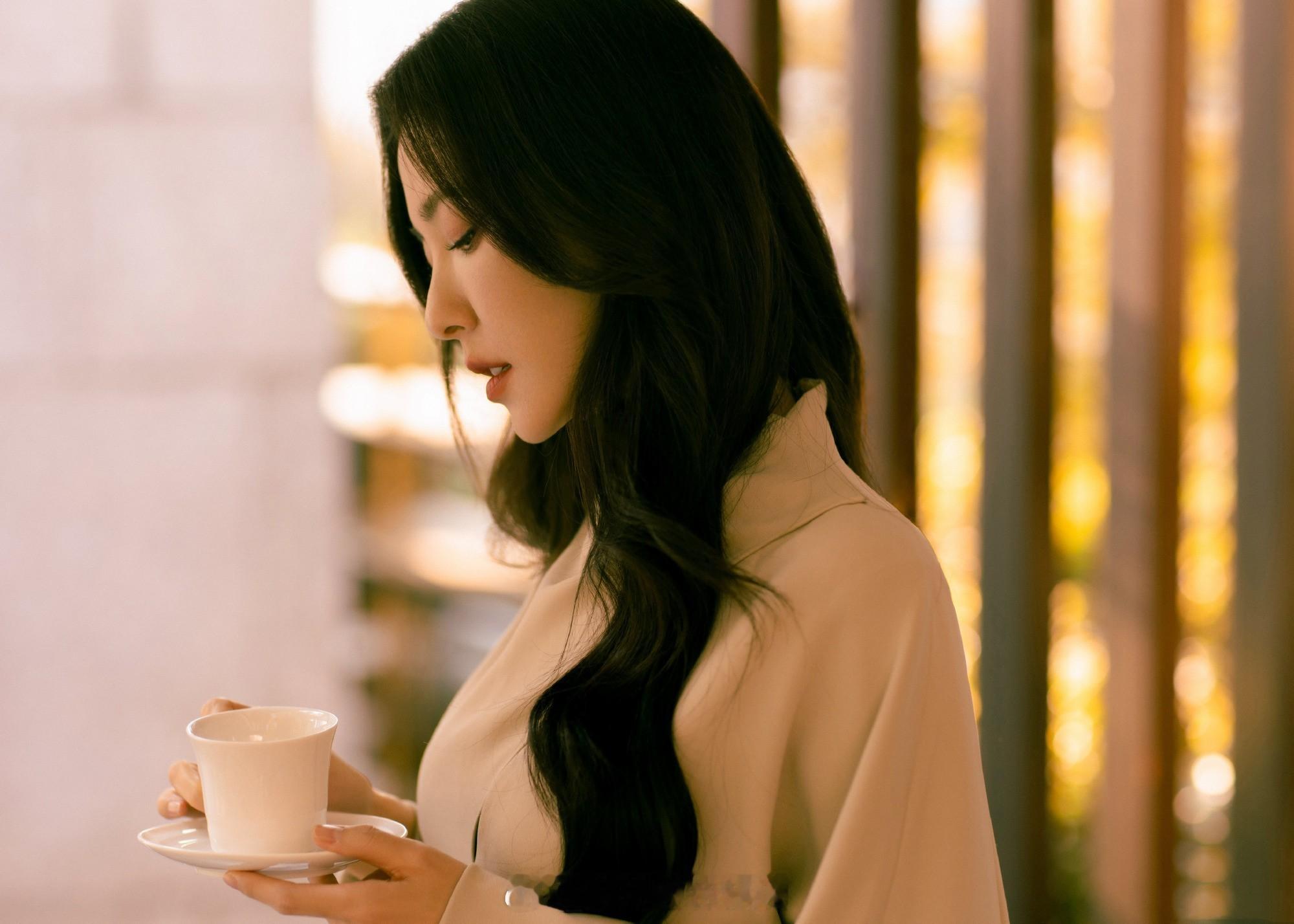 曾黎的一组美拉德穿搭好温柔的姐姐