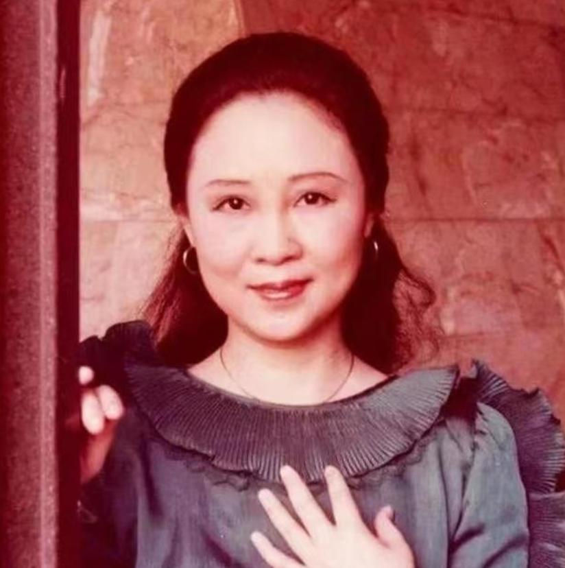 1964年，琼瑶离婚后，做了平鑫涛的情妇。平鑫涛的妻子哭着求她，把丈夫还给自己，