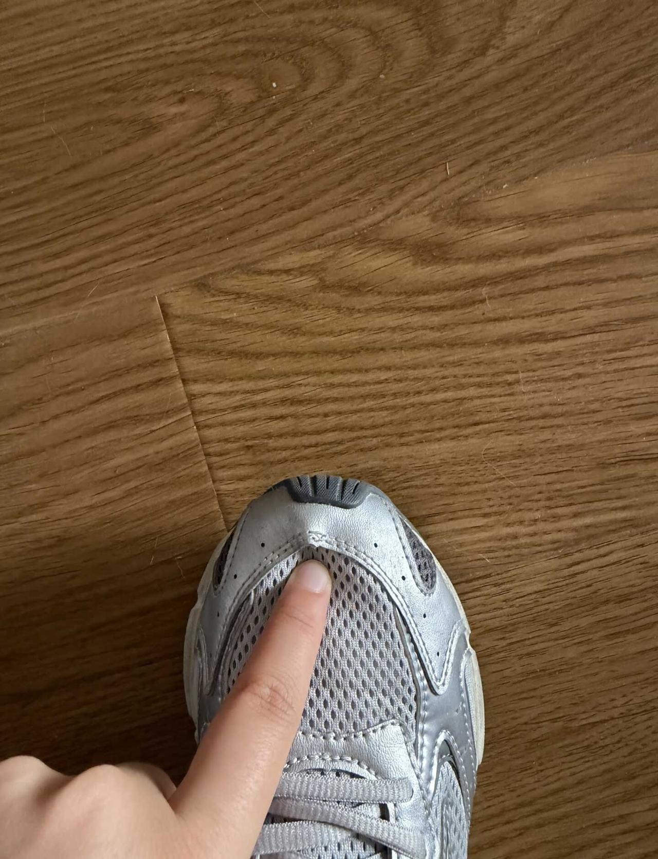 每一双网面运动鞋脚头都被我顶坏了买来才穿不到一年，脚头就顶坏了，怀疑自己是不是
