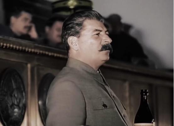 在评价斯大林时，朱可夫是这样说的：“一般情况下他都是有条不紊、沉着镇定，允许大家