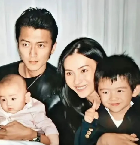 原来当初谢霆锋和张柏芝离婚，不是因为他不够爱，也不是因为他还记挂着王菲，而是