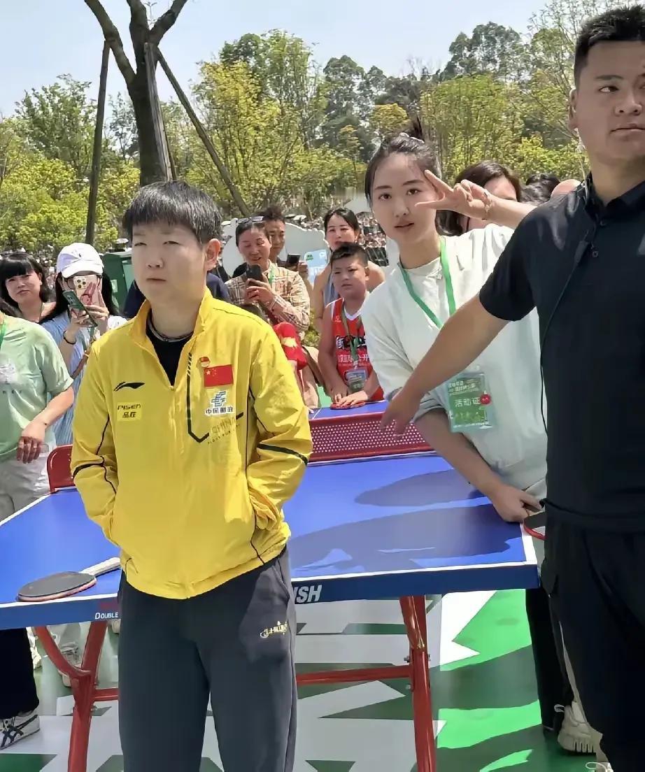 说好了不突出个人，怎么镜头还是对着莎莎照啊？！不照莎莎照谁呢？谁有那么大的吸粉力