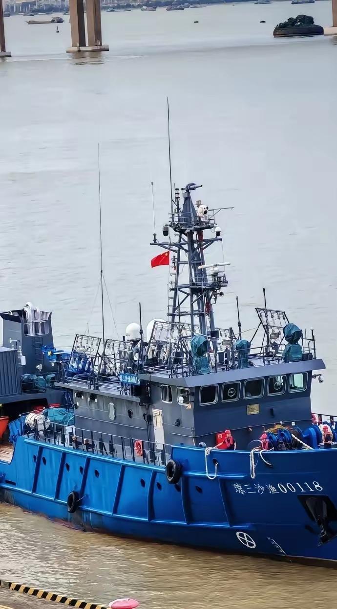 南海来了新渔船！看那舷侧粗壮的加强筋，就知道，这家伙重点是“打船”的，打渔只是捎