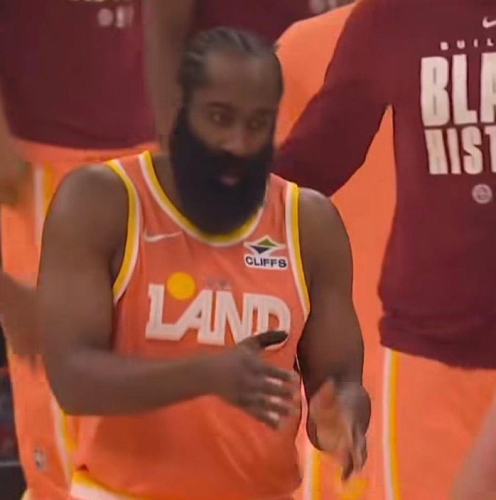 医疗专家：哈登伤情资讯：人体拇指由近节与远节两枚指骨构成。经诊断，哈登的伤情为远