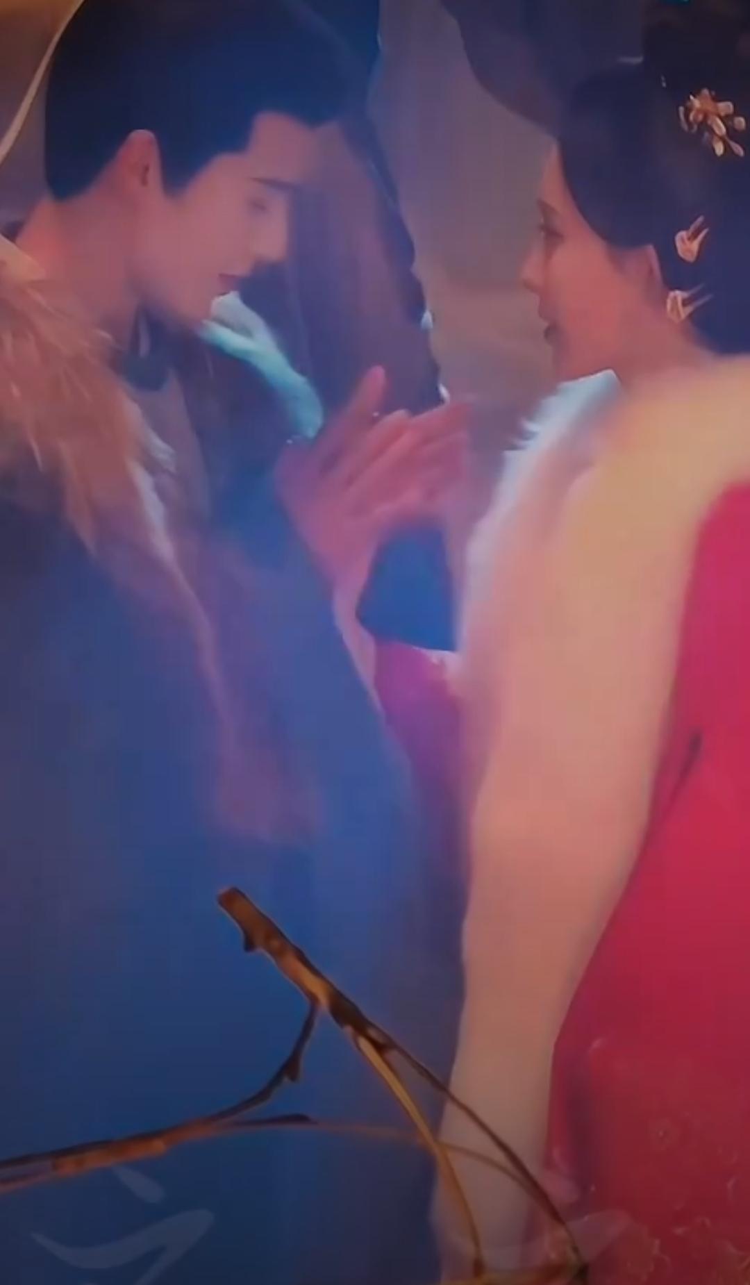 昀牵孟绕这对甜到齁！戏里戏外根本分不清李昀锐孟子义这波互动太会了！镜头前甜