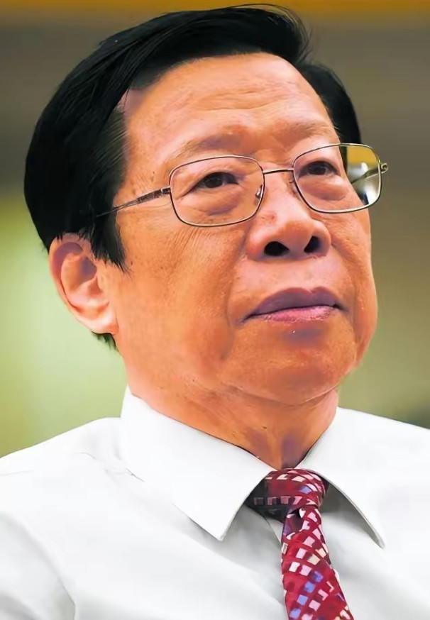 1993年，央视台长杨伟光未上报便擅自在《新闻联播》后插播30秒广告，广电