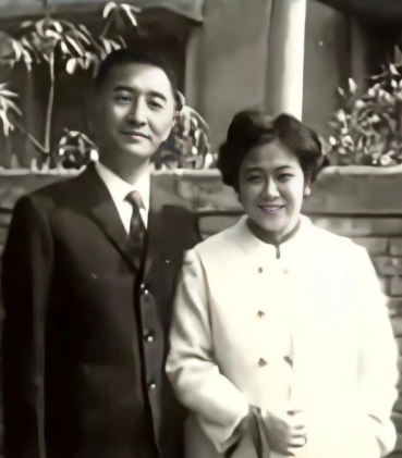 1988年，台湾老兵携妻女回家看望原配妻子，谁料原配妻子在看到他后，竟然直接打开
