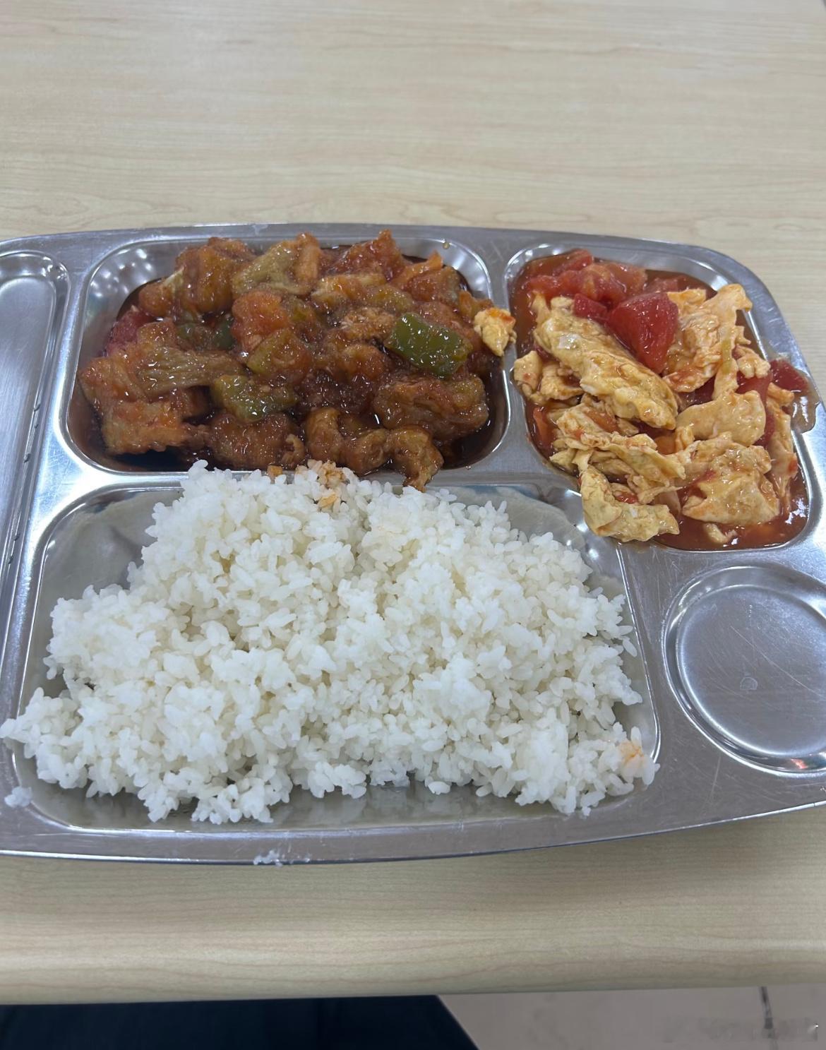 15块钱的学生餐到底值多少钱大学生食堂，西红柿炒蛋+烧茄子+米饭，15元便宜还是