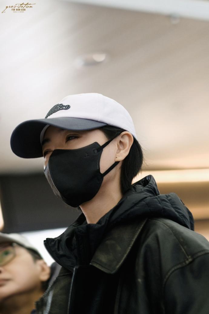 今天万茜现身机场，她这回搭配的很有潮流时尚之美，看起来也特别的显年轻。万茜里