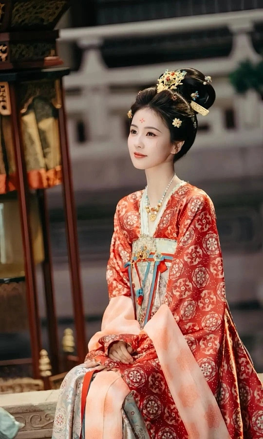 白鹿7天10组物料白鹿这波7天10组物料真的太顶了！风格百变不重样，每一组都精致