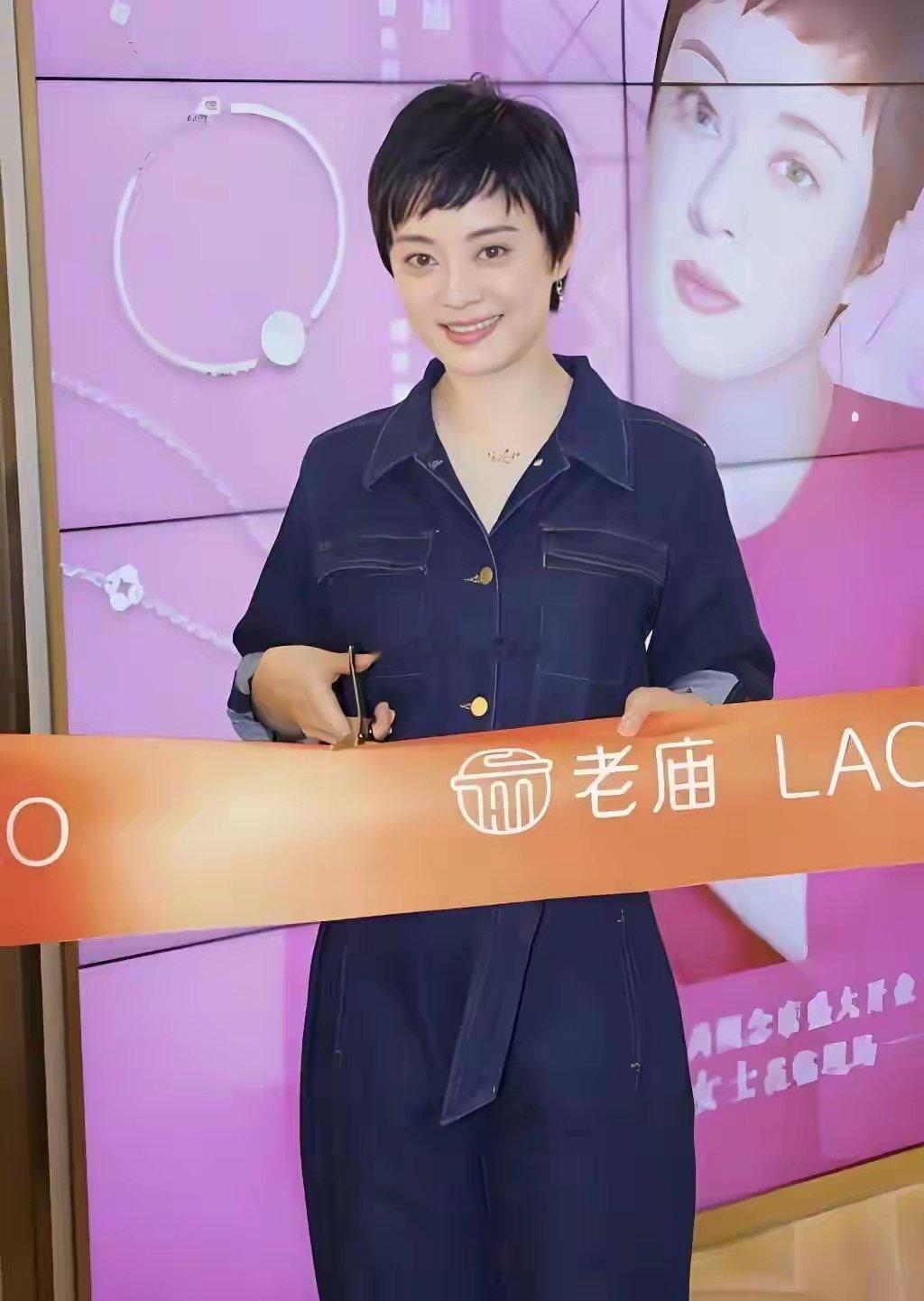 孙俪的气质一般人真比不了，穿牛仔连体裤配短发，高级又精致​